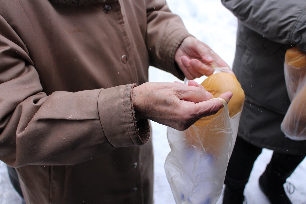 Рука помощи пожилым людям